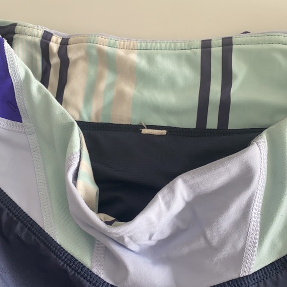 Lulu Lemon size 4 shorts with built in lining - Picture 4 of 8